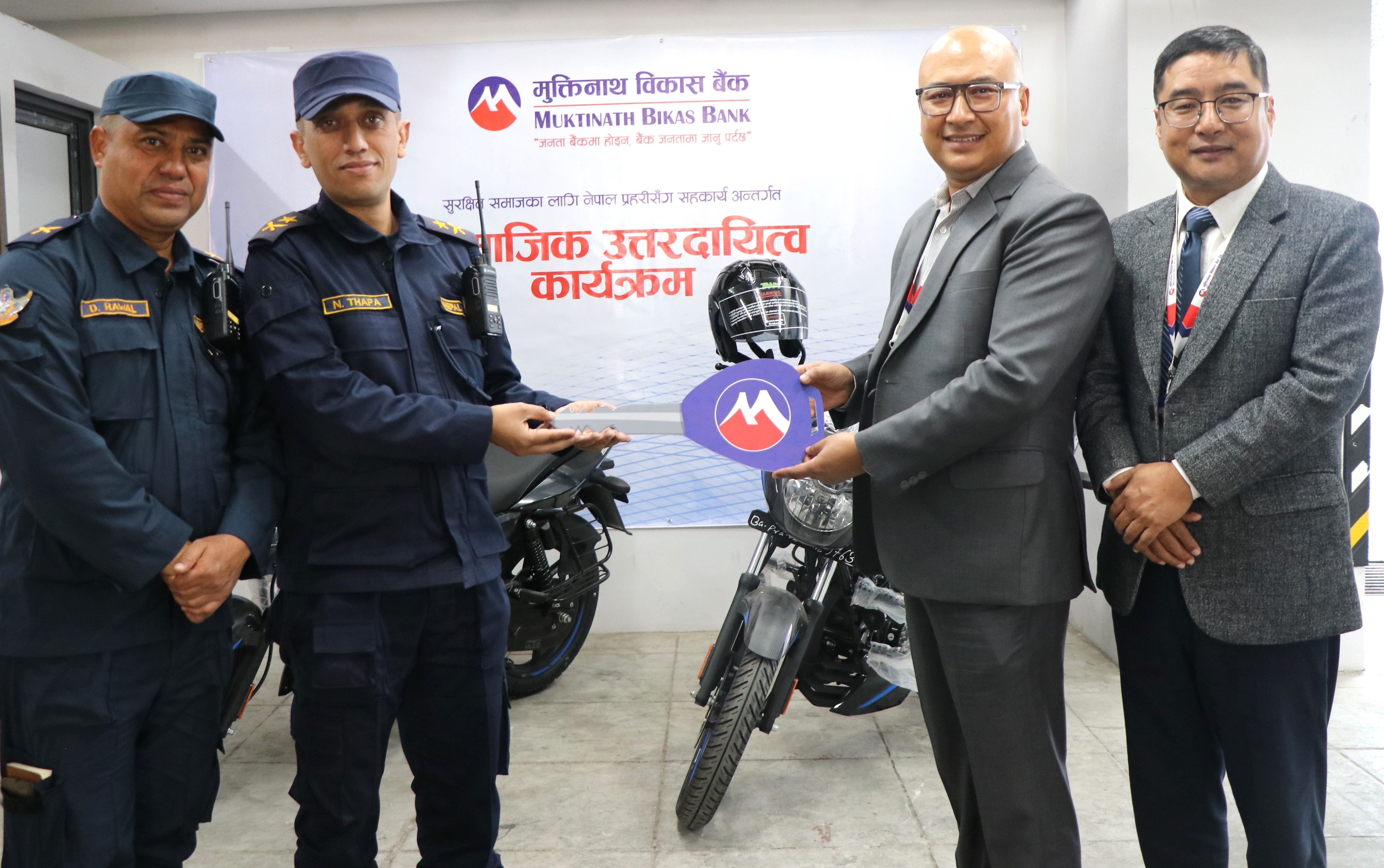 मुक्तिनाथ विकास बैंकद्वारा नेपाल प्रहरी वृत महराजगञ्जलाई दुई थान मोटरसाइकल हस्तान्तरण